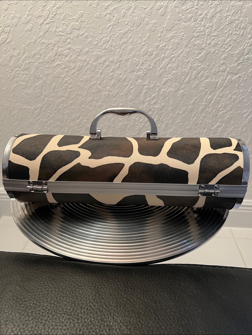 Wine carrier cylinder shape Carry Case - Black & Cream - Picture 5 of 6